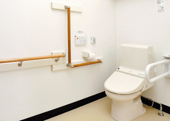 札幌市白石区菊水の通所介護「デイサービス すこやか東橋」ゆとりのあるトイレ